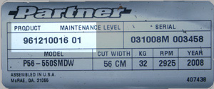 Eksembel på et typeskilt med produktionsnummer og Maintenancelevel fremhævet.